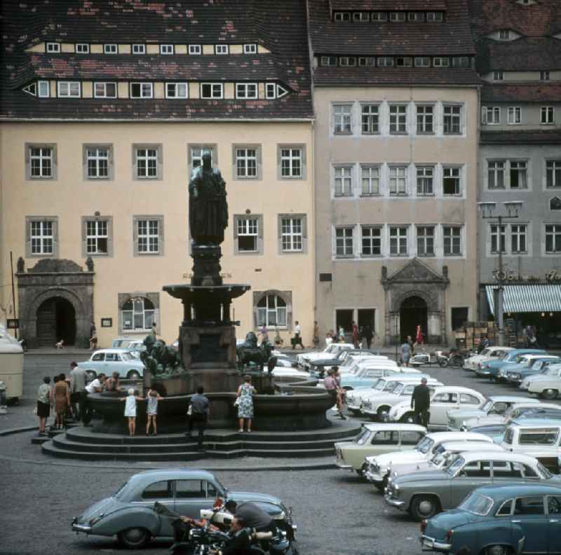 Blick auf den Obermarkt in Freiberg. Der Markt ist im Zweiten Weltkrieg kaum zerstört worden, so dass die historischen Bürgerhäuser aus dem 15./16. Jahrhundert weitgehend erhalten geblieben sind. In der Mitte des Marktes befindet sich das Brunnendenkmal mit dem Stadtgründer Otto der Reiche und den vier wettinischen Wappenlöwen.