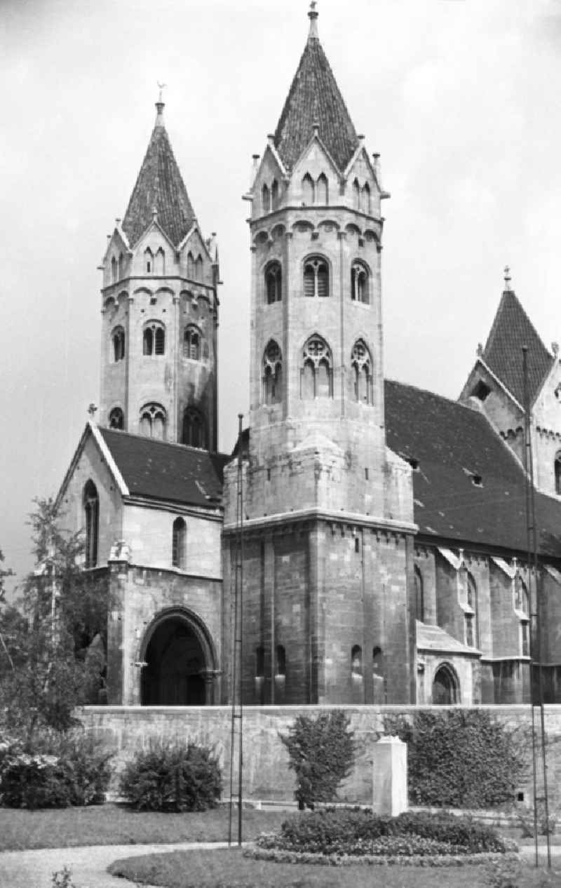 Blick auf die Stadtkirche St. Marien in Freyburg an der Unstrut. Freyburg gehörte zu den bedeutendsten Weinanbaugebieten in der DDR. An den Kalkhängen im Unstrut-Tal gediehen der Müller-Thurgau, der Traminer und andere Weinsorten. Den größten Bekanntheits- und Beliebtheitsgrad hatte in der DDR jedoch der Rotkäppchen-Sekt, dessen Herstellung in Freyburg auf eine lange Tradition zurückblicken kann.
