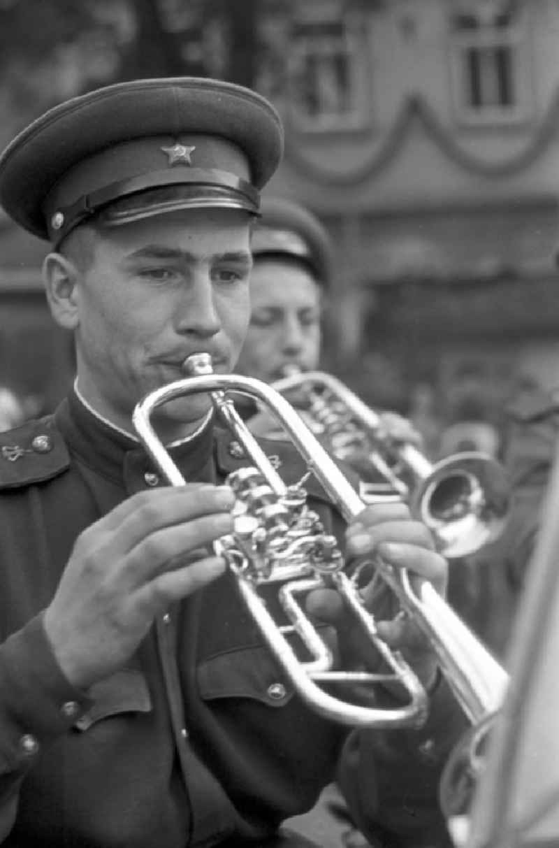 Zum Winzerfest in Freyburg an der Unstrut spielen Soldaten der Sowjetarmee auf Trompeten.