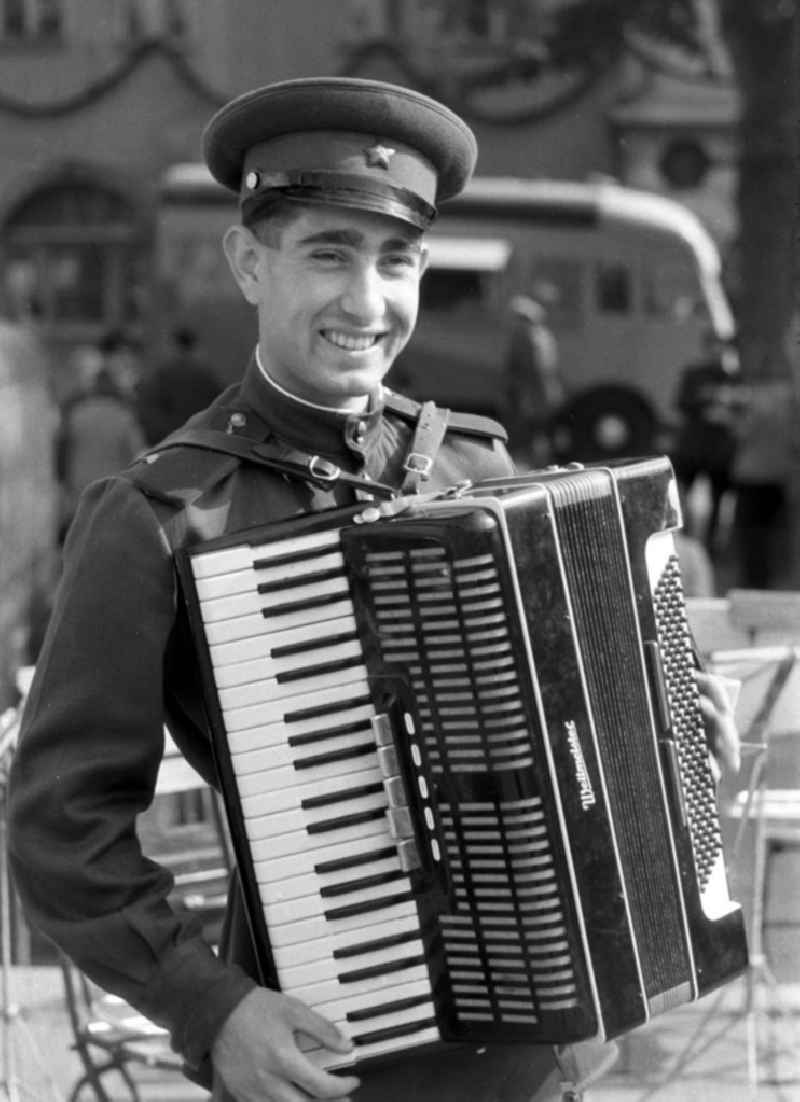 Zum Winzerfest in Freyburg an der Unstrut spielt ein Soldat der Sowjetarmee auf einem deutschen Weltmeister-Akkordeon der Firma Harmona.