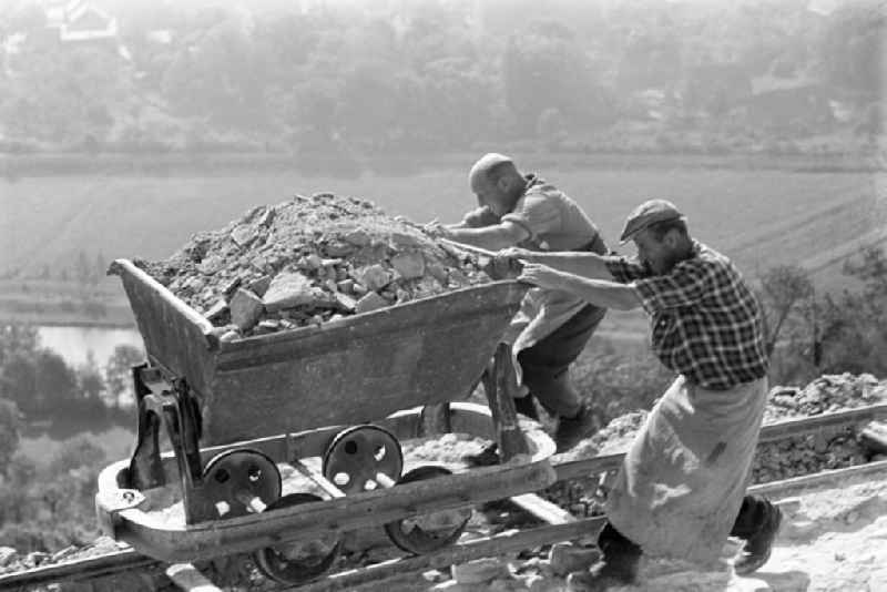 In mühsamer Handarbeit wird der Sand- und Kiesabbau im Tagebau östlich von Freyburg betrieben, aufgenommen 196