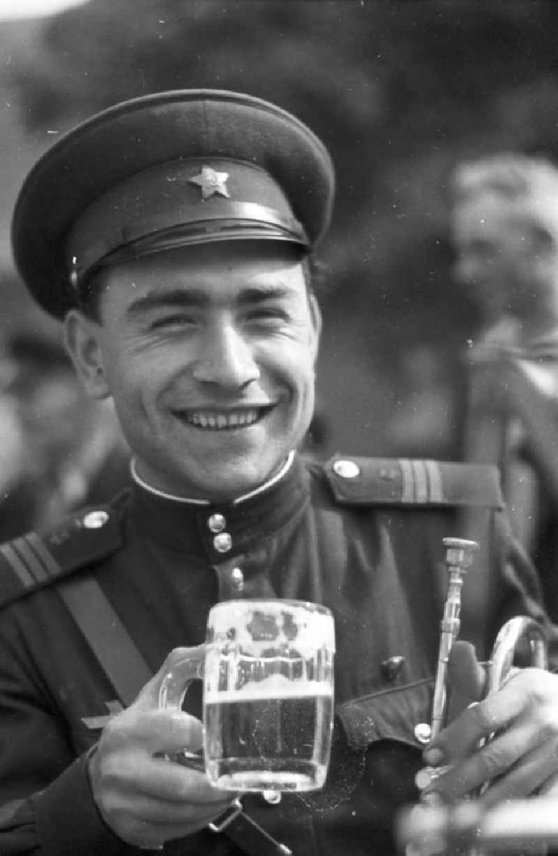 Ein Soldat der Sowjetarmee / Musiker einer Blechbläserkapelle feiert auf dem Freyburger Winzerfest. Bestmögliche Qualität nach Vorlage!