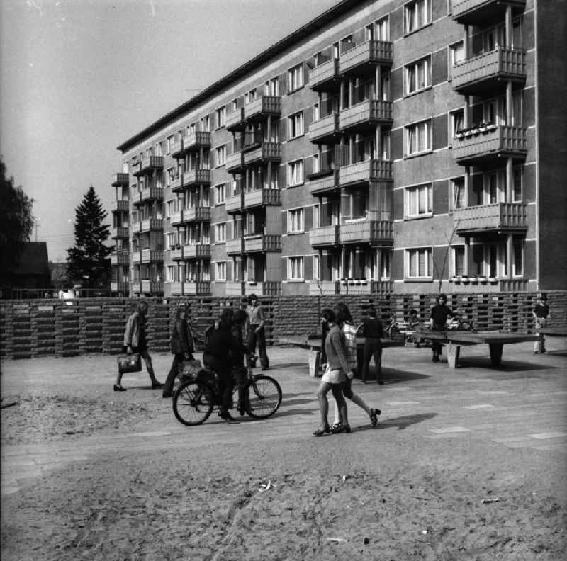 Kinder spielen Tischtennis. Im Bild: ein Spielplatz mit Tischtennisplatten im Neubaugebiet, auf dem sich Kinder nach der Schule treffen.