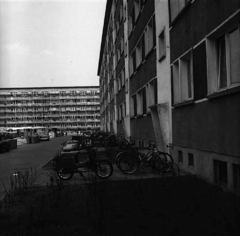 Ansicht einer Neubausiedlung / Plattenbau mit Fahrradständern; Fahrrädern; Kleinroller Typ Simson KR 51/2 Schwalbe; IWL-Roller SR 59 Berlin; MZ ES 25
