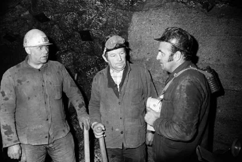 Bergleute des VEB Bergbau- und Hüttenkombinat 'Albert Funk' Freiberg sind unter Tage in der Zinngrube von Geising im Gespräch. Im Erzgebirge wird seit 1230 Zinnerz abgebaut, seit 144