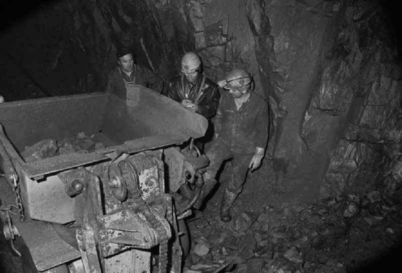 Gespräch unter Tage: Bergleute des VEB Bergbau- und Hüttenkombinat 'Albert Funk' Freiberg sind in der Zinngrube von Geising in Aktion. Im Erzgebirge wird seit 1230 Zinnerz abgebaut, seit 144