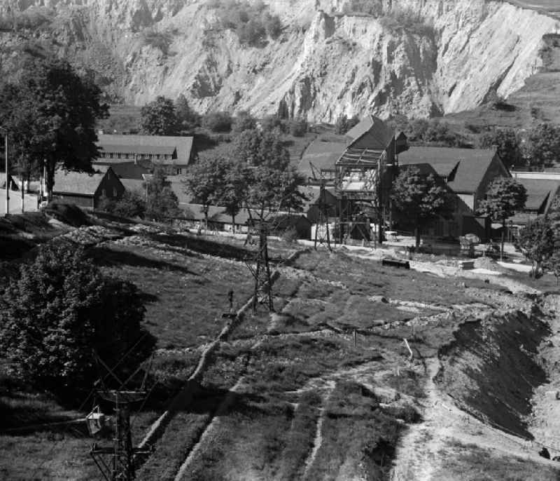Blick auf eine vom Bergbau gezeichnete Landschaft um die Zinngrube von Geising, Betriebsteil des VEB Bergbau- und Hüttenkombinat 'Albert Funk' Freiberg. Im Erzgebirge wird seit 1230 Zinnerz abgebaut, seit 144