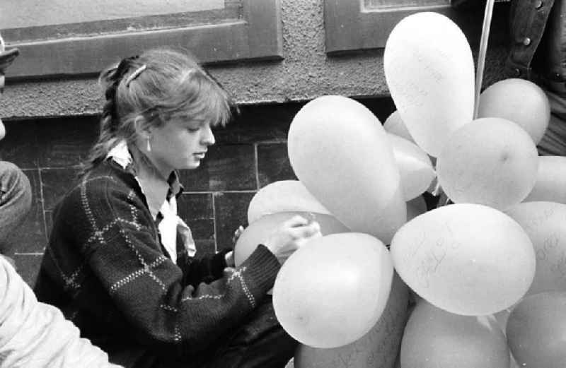 VII. Festival der Freundschaft in Gera 1987
Mädchen mit Luftballons

Regina Wahlandt
Heinrich-Heine Str. 02
2060 Waren

06.