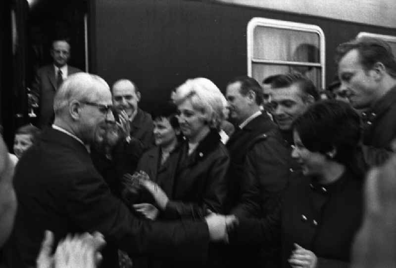 Staatsbesuch des Vorsitzenden des Ministerrates der DDR Willi Stoph in Kassel (BRD). Der zehnminütige Aufenthalt des Sonderzuges am Grenzübergang Gerstungen (DDR) wurde zu einer inoffiziellen Verabschiedung der Delegation genutzt.