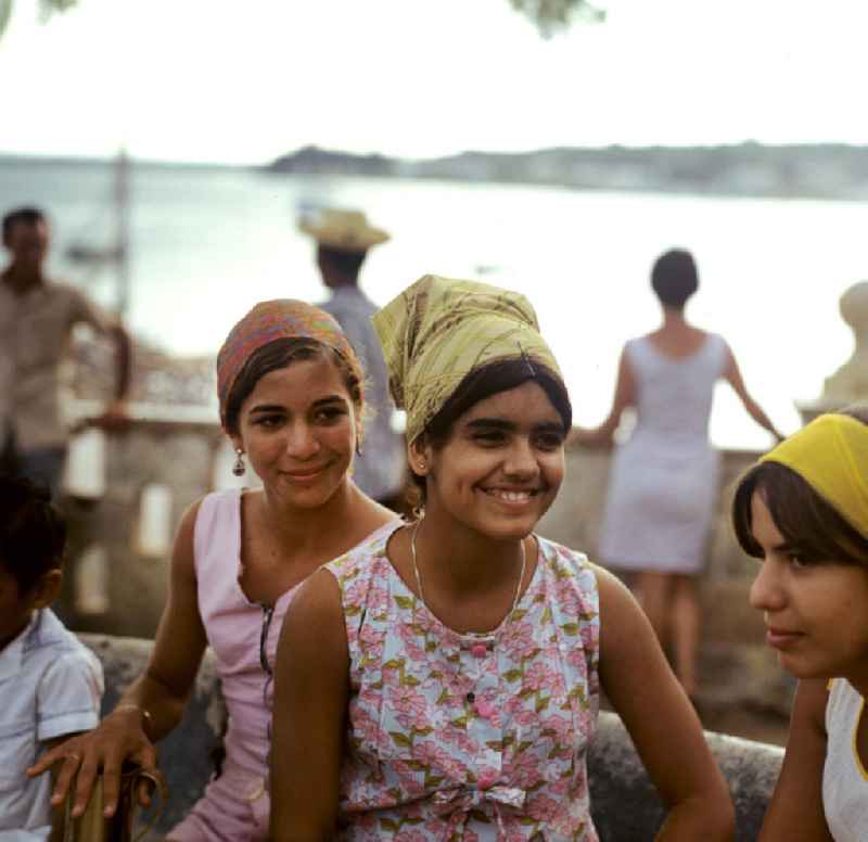 Mädchen an der Bucht von Gibara in Kuba.