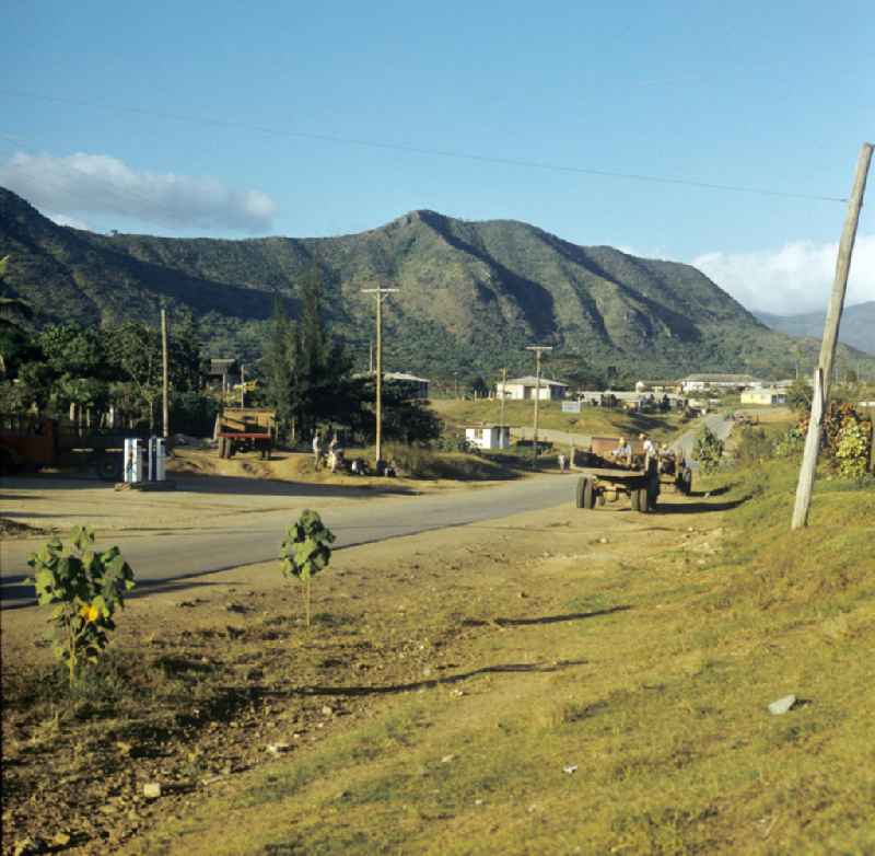 Arbeiter auf einer Straße vor der Sierra Maestra ('Hauptgebirge') im Osten von Kuba.