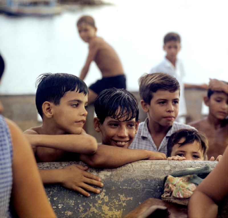 Kinder an der Bucht von Gibara in Kuba.