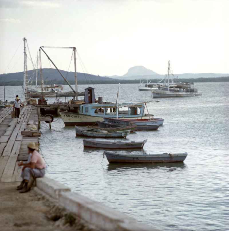 Fischerboote liegen in der Bucht von Gibara in Kuba.