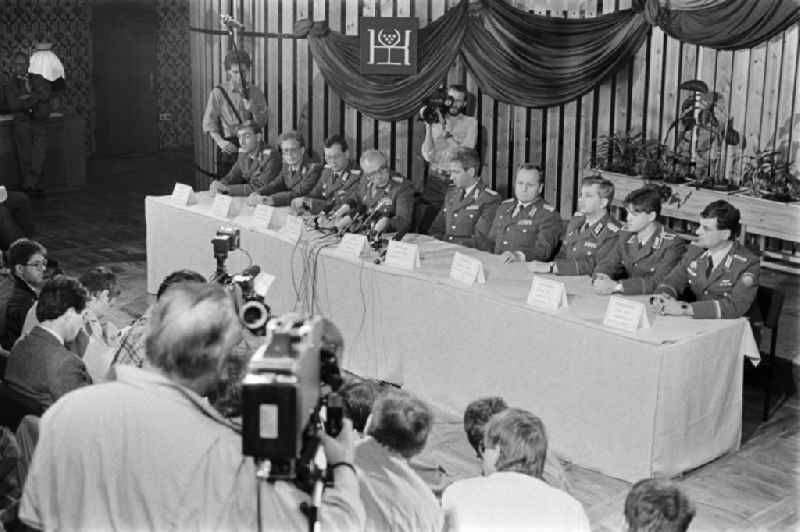 Press conference with Major General Horst Stechbarth and soldiers and officers of Panzer Regiment 8 (PR-8) on the occasion of the ceremonial and media-effective dissolution of the troop unit on the grounds of the Artur Becker barracks in Goldberg in the state of Mecklenburg-Western Pomerania in the area of the former GDR, German Democratic Republic