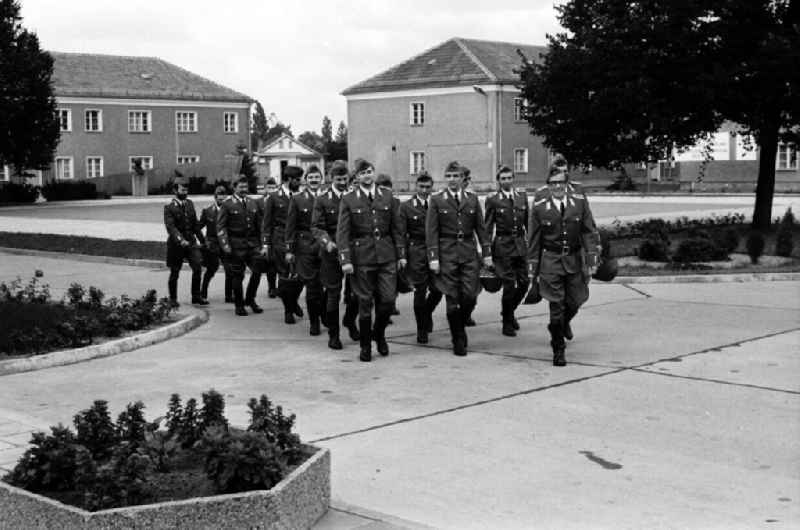 Reservisten der NVA im Gleichschritt auf dem Gelände der Artur-Becker-Kaserne in Goldberg. Im Hintergrund Kasernen-Gebäude.