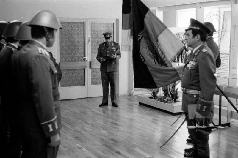 Beförderungszeremonie in der Artur-Becker-Kaserne in Goldberg. Soldat hält Flagge / Fahne der DDR.
