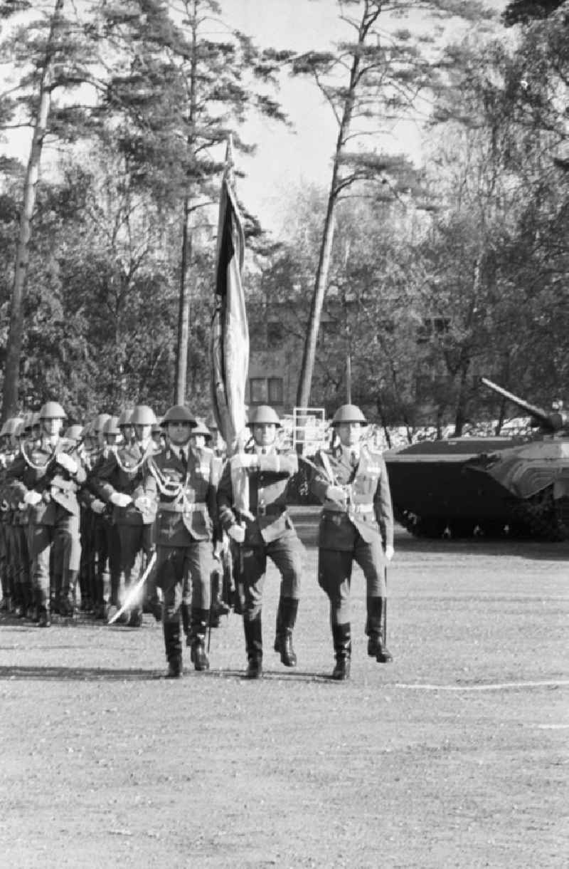 Soldaten marschieren an Panzer vorbei. Anlässlich der Auflösung des NVA (Nationale Volksarmee) -Panzerregiment.