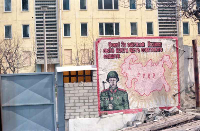 Blick auf die Hinterlassenschaften der russischen Armee in der ehemaligen Kaserne der Sowjetstreitkräfte in Gotha. Im Bild eine Kaserne mit einer Tafel mit Losungen.