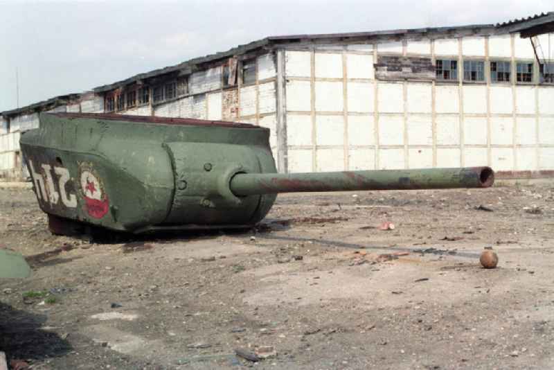 Hinterlassenschaften der Roten Armee in der ehemaligen Kaserne der Sowjetstreitkräfte. Im Bild der umgestürzte Geschützturm eines Panzers T-34.