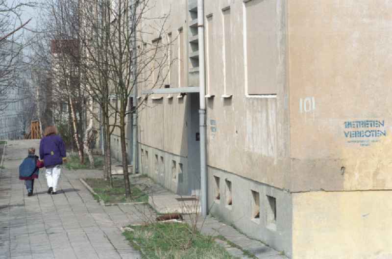 Blick auf die Hinterlassenschaften der russischen / Roten Armee in Gotha. Symbolbild, ein Wohnhaus mit der Aufschrift 'Betreten Verboten Bundesvermögensamt Erfurt'.