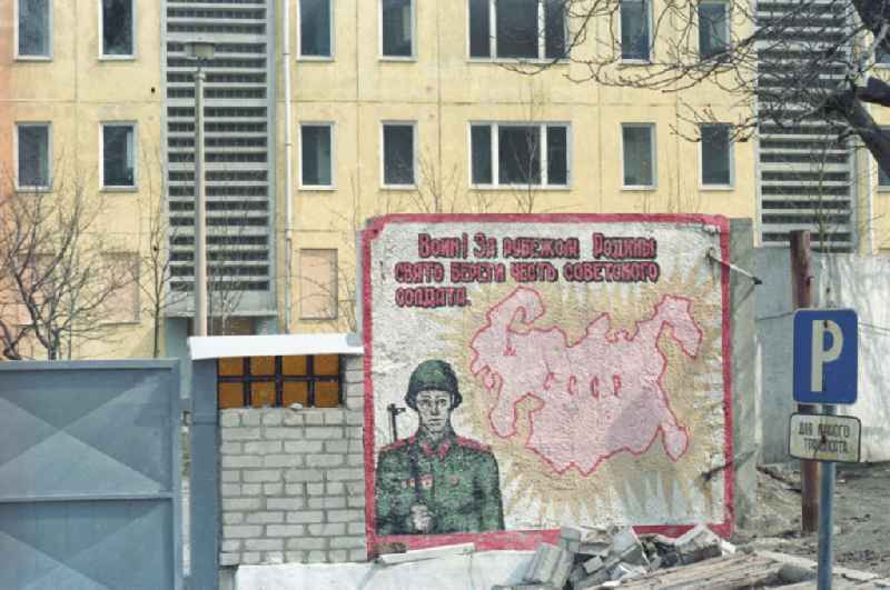 Blick auf die Hinterlassenschaften der russischen Armee in der ehemaligen Kaserne der Sowjetstreitkräfte. Symbolbild, Ein verlassener Plattenbau, davor, neben dem Kasernentor, eine Sichtagitation.