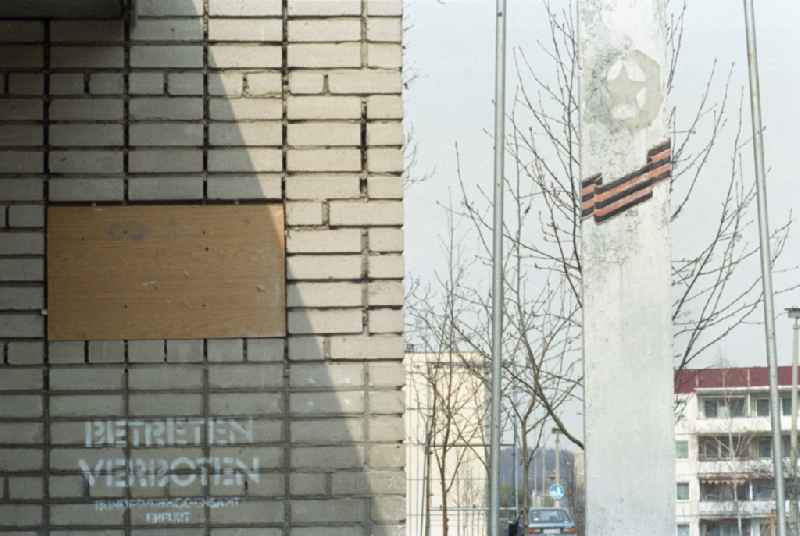 Blick auf die Hinterlassenschaften der russischen Armee in der ehemaligen Kaserne der Sowjetstreitkräfte in Gotha. Symbolbild, ein Haus mit der Aufschrift 'Betreten Verboten Bundesvermögensamt Erfurt', daneben eine Säule mit abgeplatztem Sowjetstern.