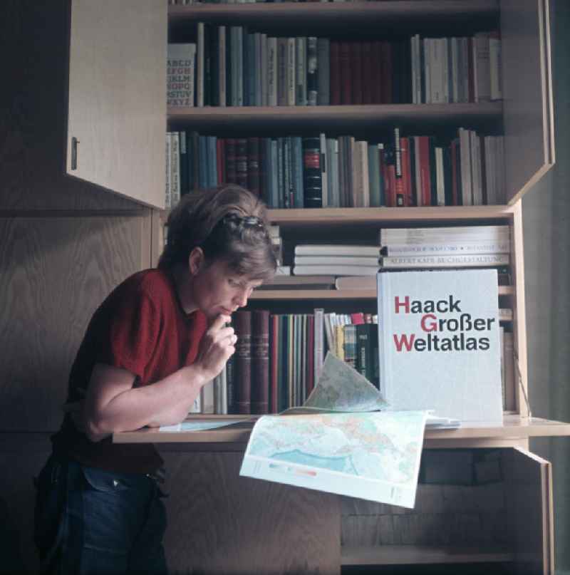 Eine Mitarbeiterin im VEB Hermann Haack Geographisch-Kartographische Anstalt Gotha prüft Landkarten. Der traditionsreiche Verlag spezialisierte sich auf Atlanten und Wandkarten und war auch international bekannt.