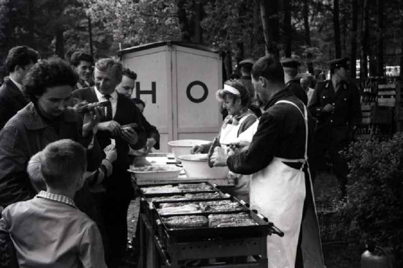 Sale of thuringian rostbratwurst at an HO bratwurst stand in Gotha in the state Thuringia on the territory of the former GDR, German Democratic Republic