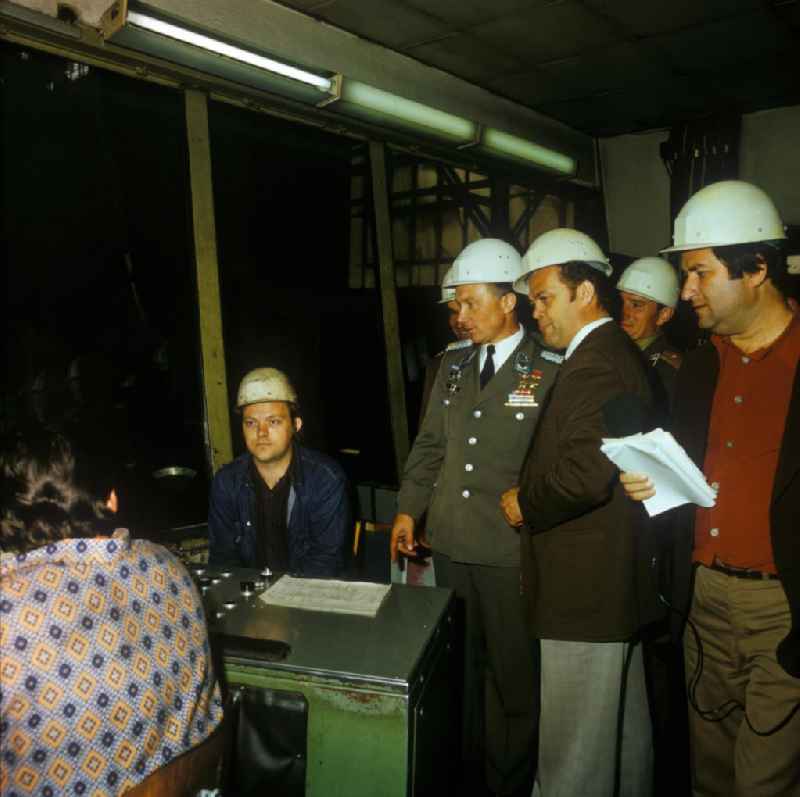 Sigmund Jähn, DDR Kosmonaut, besichtigt das Schmiedewerk in Gröditz und unterhält sich mit den Arbeitern. Sigmund Jähn in Uniform mit Orden und Abzeichen und Bauarbeiterschutzhelm.