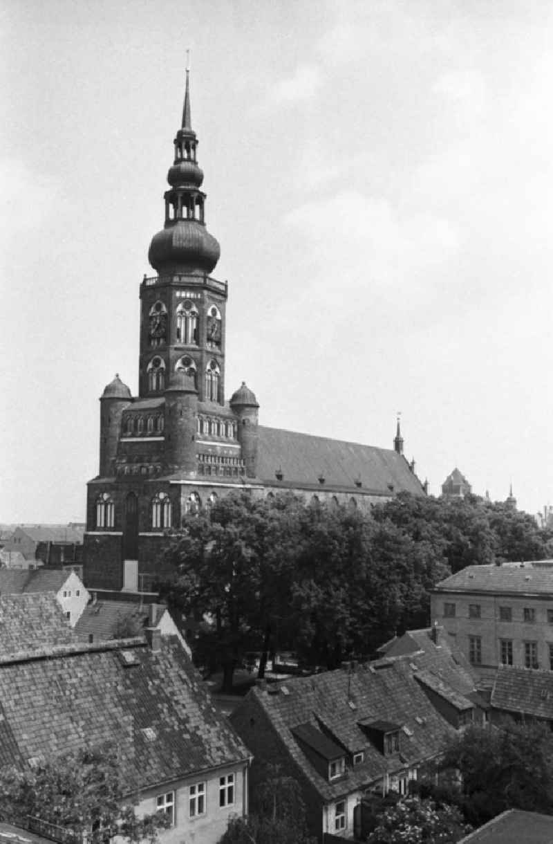 Besuch von Erich Honecker anlässlich der Domweihe. Blick über Wohnhaüser auf den Dom St. Nikolai.