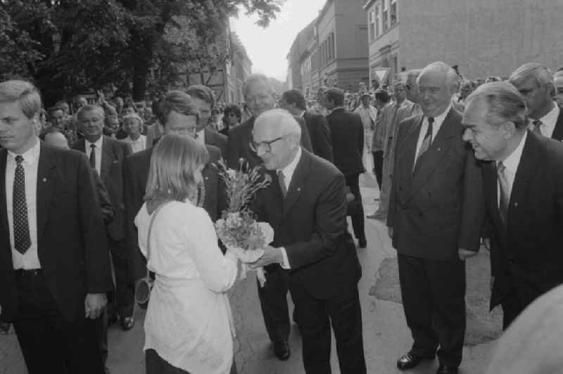 Welcome Erich Honecker by the population, he came at the invitation of Bishop Horst Gienke to Domeinweihung to Greifswald in Mecklenburg-Western Pomerania in the field of the former GDR, German Democratic Republic