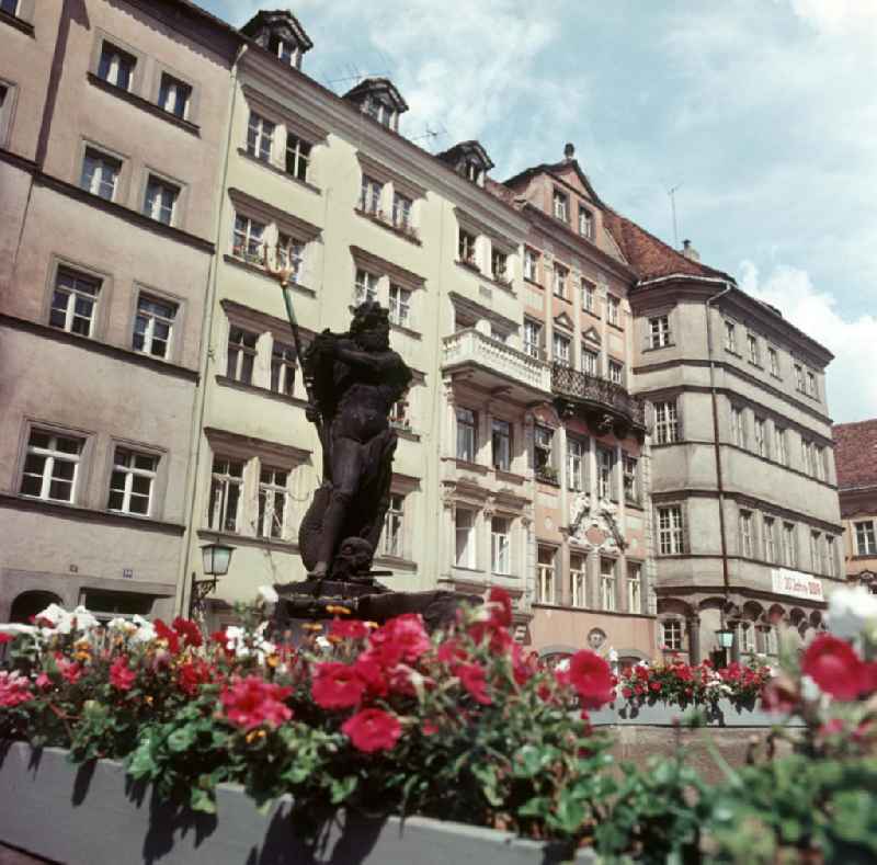 Neptunbrunnen und historische Bürgerhäuser auf dem Untermarkt in Görlitz.