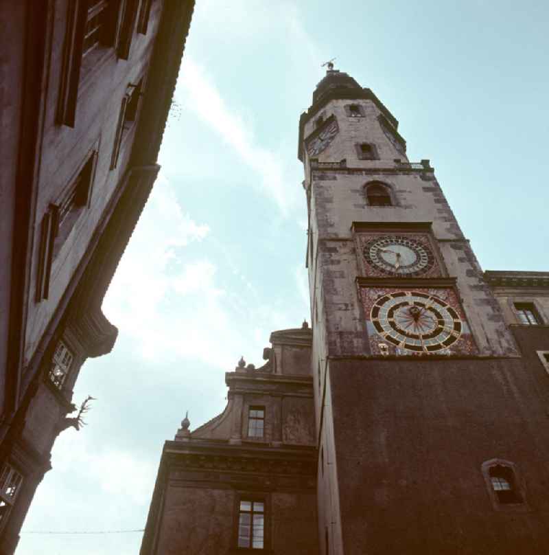 Blick vom Untermarkt auf den Uhrenturm des Alten Rathauses in Görlitz.