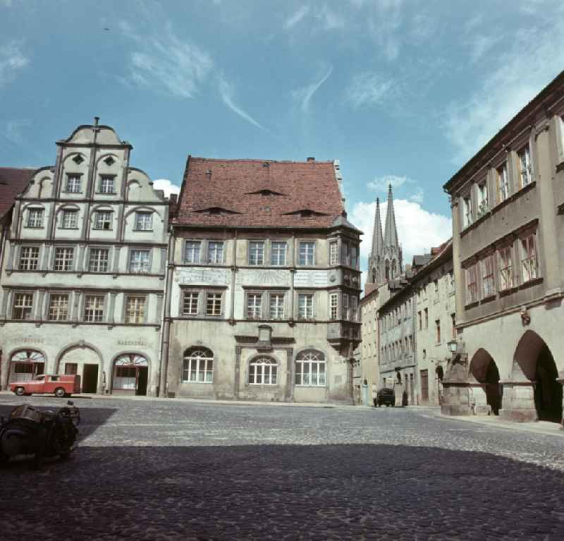 Blick auf historische Bürgerhäuser am Untermarkt in Görlitz, im Hintergrund die Pfarrkirche St. Peter und Paul.