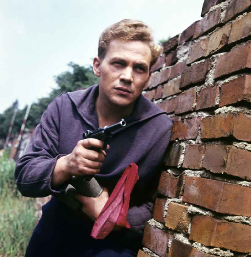 The actor Ulrich Thein during filming for the DEFA film 'The Sailors' Song' in Goerlitz, Saxony in the territory of the former GDR, German Democratic Republic
