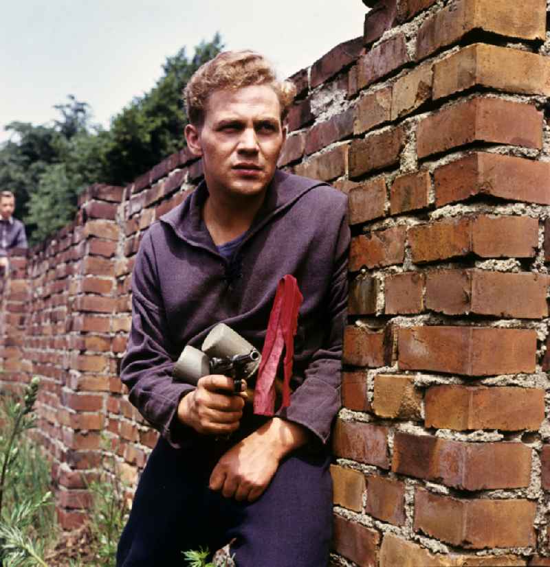 The actor Ulrich Thein during filming for the DEFA film 'The Sailors' Song' in Goerlitz, Saxony in the territory of the former GDR, German Democratic Republic