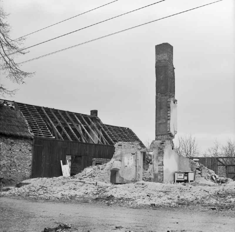 Decay of an empty house after it was cleared for an opencast mine expansion in Gross-Luebbenau, Brandenburg in the territory of the former GDR, German Democratic Republic
