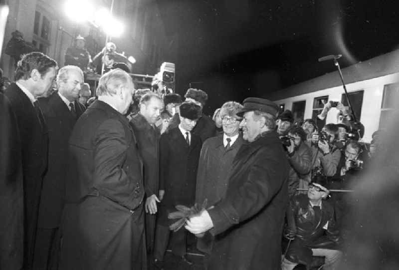 Erich Honecker und Helmut Schmidt auf dem Bahnhof in Güstrow (Mecklenburg-Vorpommern).
