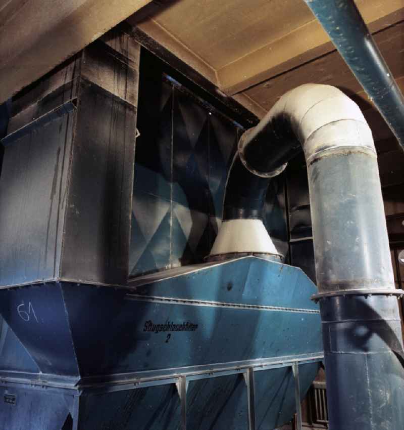 Saugschlauchfilter an Lagerungs-Silo in der VEB / Volkseigener Betrieb Zuckerrübenfabrik Güstrow, heute im Besitz der Nordzucker AG. Die Fabrik gehörte zu den modernsten und leistungsfähigsten Betrieb in der DDR. Die Inbetriebnahme erfolgte im Oktober 1962.