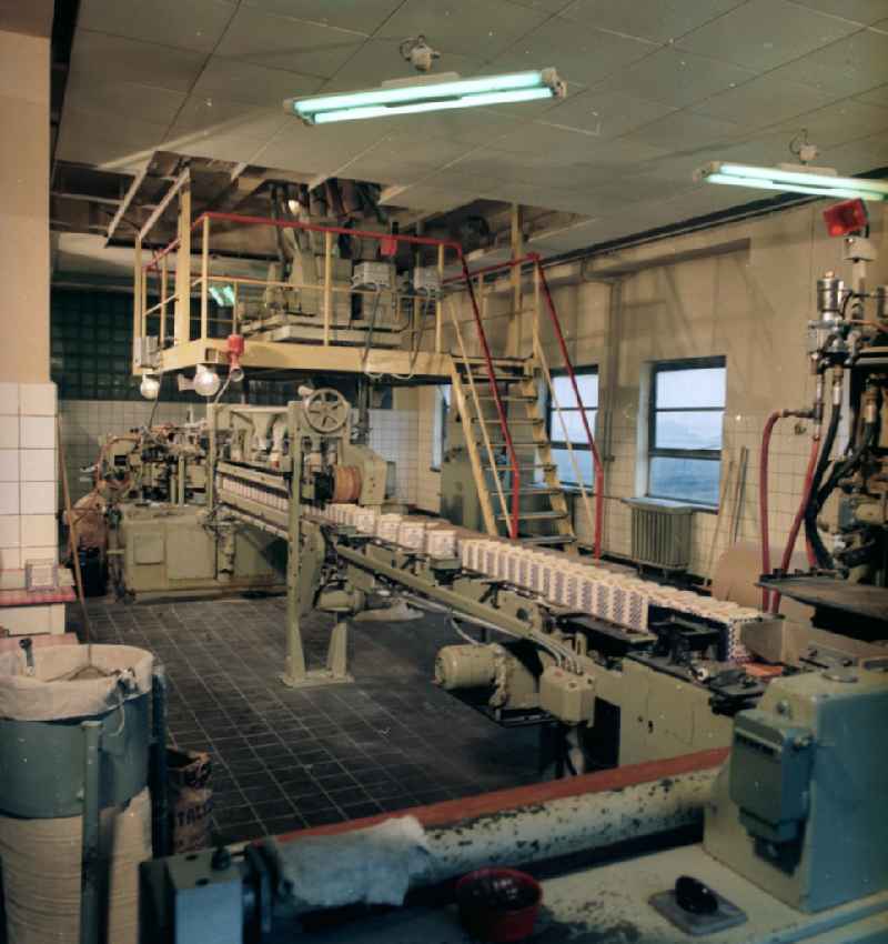 Verpackungsanlage in der VEB / Volkseigener Betrieb Zuckerfabrik Güstrow, heute im Besitz der Nordzucker AG. Die Fabrik gehörte zu den modernsten und leistungsfähigsten Betrieb in der DDR. Die Inbetriebnahme erfolgte im Oktober 1962.