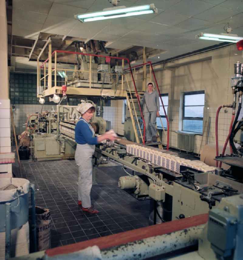 Arbeiterinnen an der Verpackungsanlage in der VEB / Volkseigener Betrieb Zuckerfabrik Güstrow, heute im Besitz der Nordzucker AG. Die Fabrik gehörte zu den modernsten und leistungsfähigsten Betrieb in der DDR. Die Inbetriebnahme erfolgte im Oktober 1962.