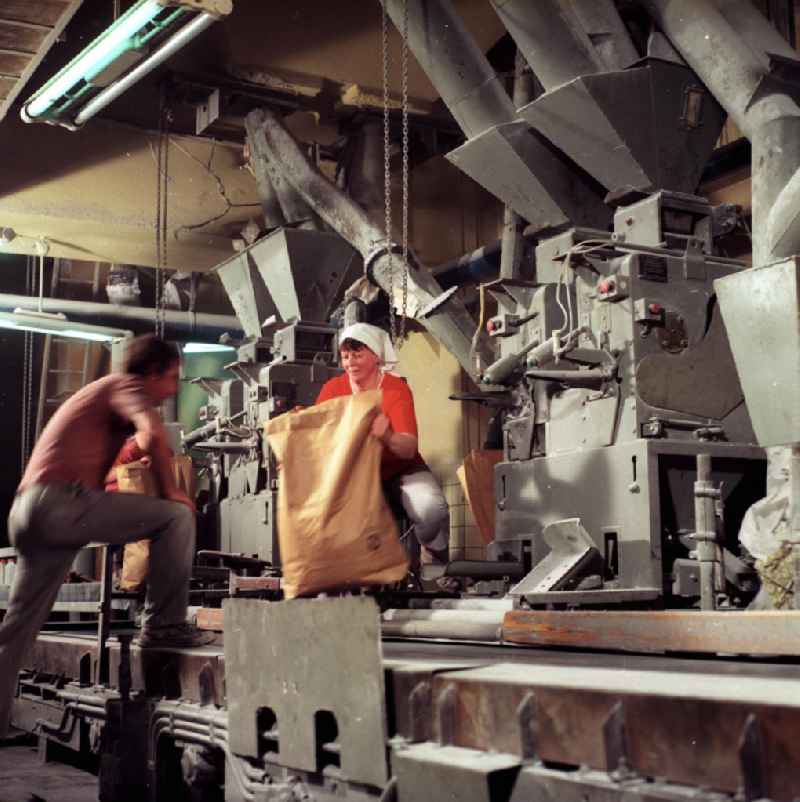 Arbeiterinnen an der Verpackungsanlage in der VEB / Volkseigener Betrieb Zuckerfabrik Güstrow, heute im Besitz der Nordzucker AG. Die Fabrik gehörte zu den modernsten und leistungsfähigsten Betrieb in der DDR. Die Inbetriebnahme erfolgte im Oktober 1962.