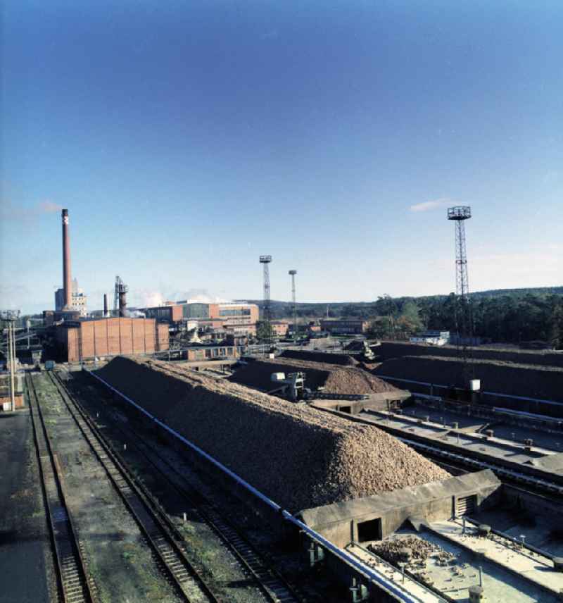 Lagerung von Zuckerrüben auf dem Hof der VEB / Volkseigener Betrieb Zuckerrübenfabrik Güstrow, heute im Besitz der Nordzucker AG.  Die Fabrik gehörte zu den modernsten und leistungsfähigsten Betrieb in der DDR. Die Inbetriebnahme erfolgte im Oktober 1962.