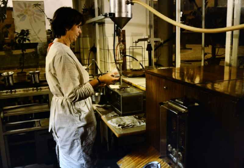 Sugar content test in the laboratory Production and manufacture of sugar, syrup, molasses and lime fertilizer from the 'VEB Zuckerfabrik Nordkristall Guestrow' in Guestrow in the state of Mecklenburg-Western Pomerania in the area of the former GDR, German Democratic Republic