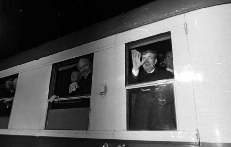 13.12.1981
Verabschiedung Helmut Schmidts in Güstrow (Mecklenburg-Vorpommern) auf dem Bahnhof

Umschlagnr.: 55