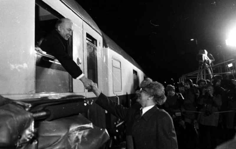Verabschiedung von Helmut Schmidt in Güstrow (Mecklenburg-Vorpommern) auf dem Bahnhof durch Erich Honecker.