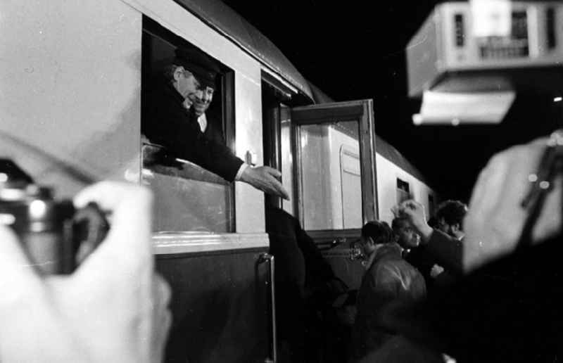 Verabschiedung von Helmut Schmidt in Güstrow (Mecklenburg-Vorpommern) auf dem Bahnhof durch Erich Honecker.