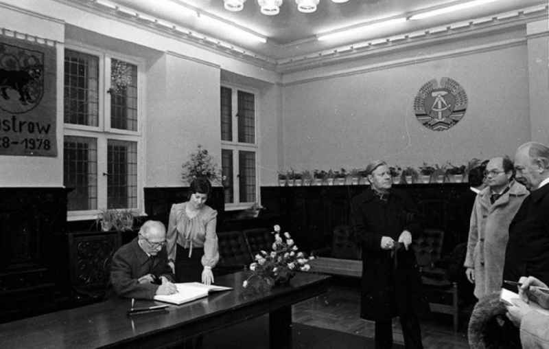Helmut Schmidt (Bundeskanzler der BRD) zu Gast in Güstrow (Mecklenburg-Vorpommern), Erich Honecker und Helmut Schmidt tragen sich in das Gästebuch der Stadt Güstrow ein.