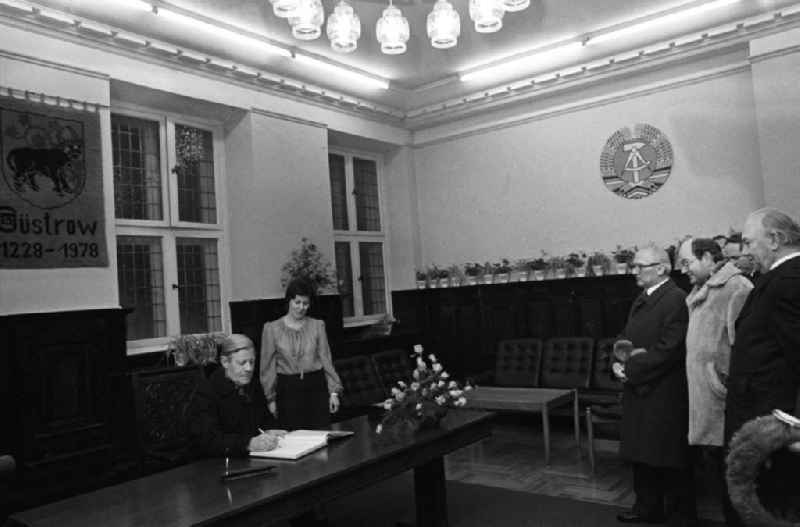 Helmut Schmidt (Bundeskanzler der BRD) zu Gast in Güstrow (Mecklenburg-Vorpommern), Erich Honecker und Helmut Schmidt tragen sich in das Gästebuch der Stadt Güstrow ein.