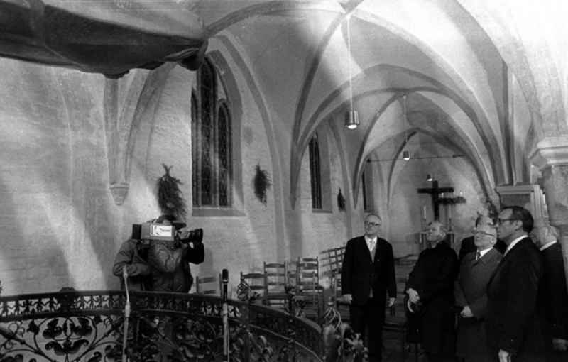 Helmut Schmidt und Erich Honecker besichtigen in der  Winterkapelle im Dom von Güstrow (Mecklenburg-Vorpommern), eine Nachbildung von Barlachs Plastik 'Die Schwebende'.